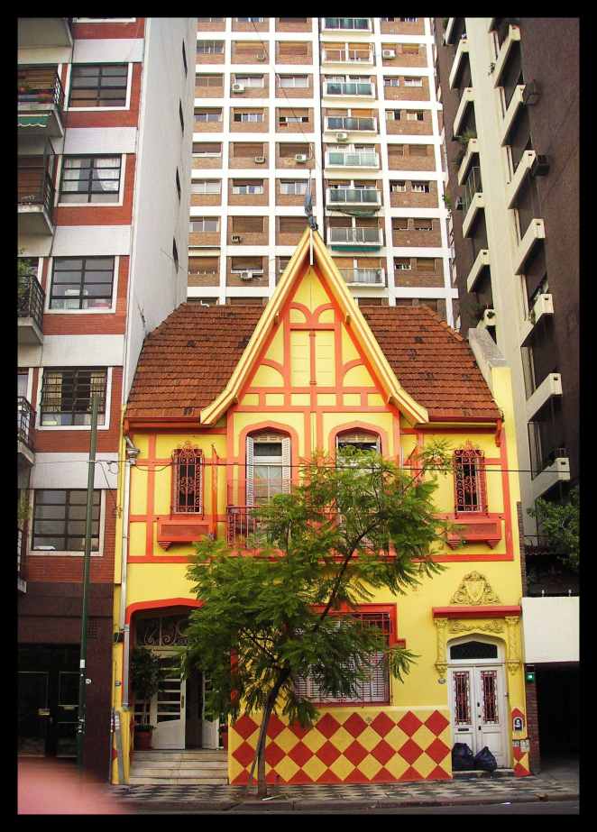 Haus unter Wolkenkratzern