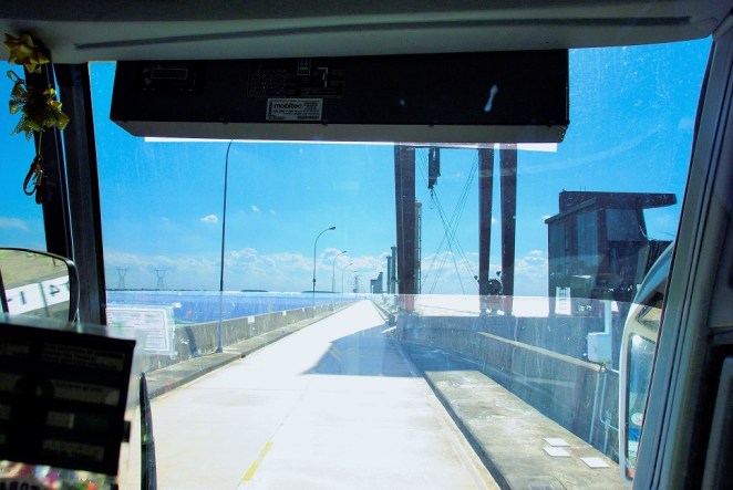 Fahrt über den Damm