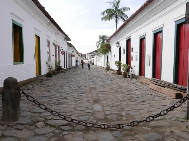 Die Pflastersteine, kamen damals angeblich aus Portugal. 