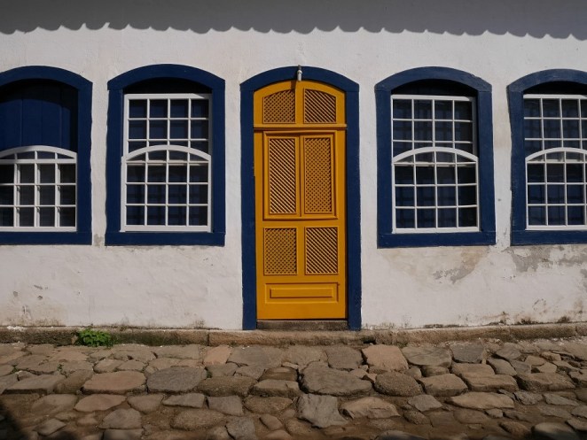 Bunte Fenster und Türen gehören zum guten Ton.