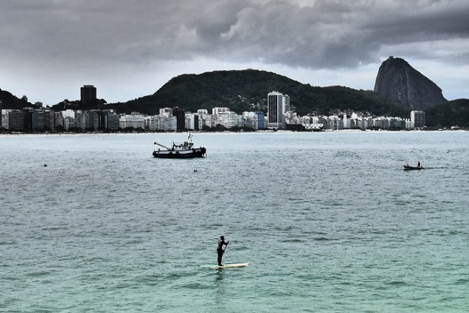 Hinten rechts der Zuckerhut. Stehpaddeln ist in. 