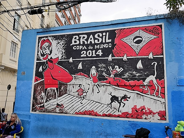 Gegenüber der berühmten Treppe Selearon ist dieses Werk. Wie Selaron, 2013 (mysteriös) gestorben, das Fußballspiel interpretieren könnte. Jedes Segelboot ein deutsche Tor.