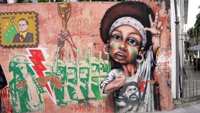 Nahe dem historischen Museum; jemand Gebildetes kann sicher was rauslesen, ich kann es nur genießen