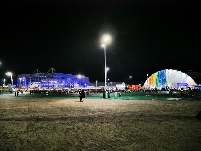 links Schwimmen, rechts das Megastore mit dem Merchandising-Kram
