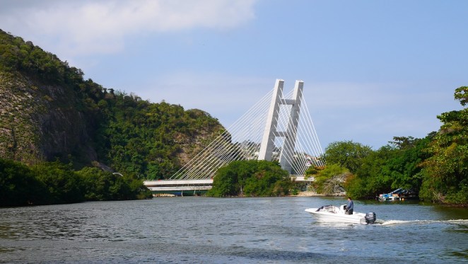 ...rüber aufs Festland nach Barra, wo der Verkehrs- und Konsumwahnsinn tobt...