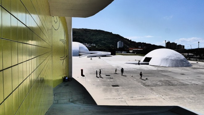 Das stehen noch mehr Haöbmonde rum. 