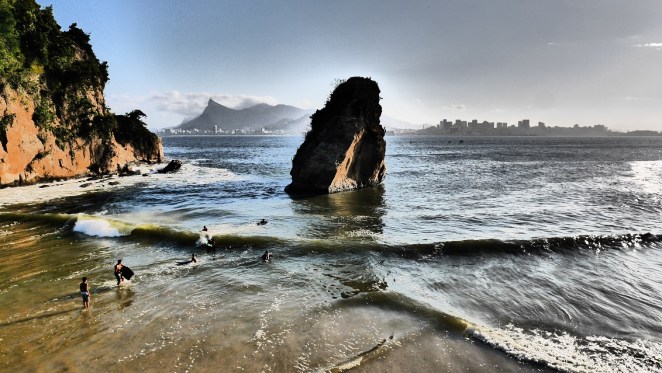 Badende, hinten Rio, ganz hinten sieht man den Cristo Redentor auf dem Berg